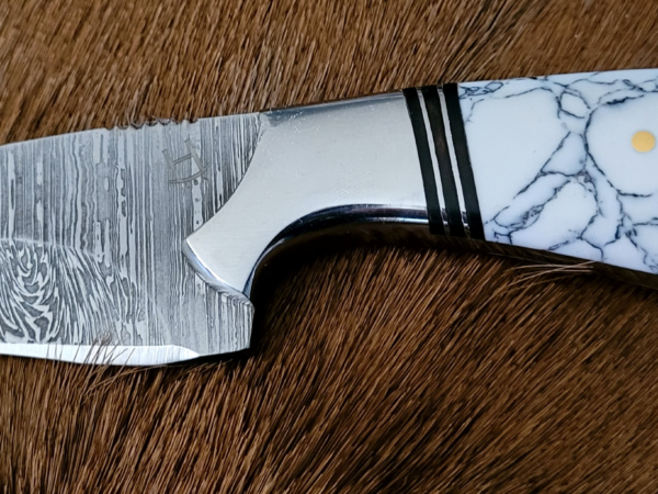 Hunter w/black & white handle (#328)
