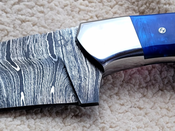 Skinner w/Olive wood & blue resin handle (#341)